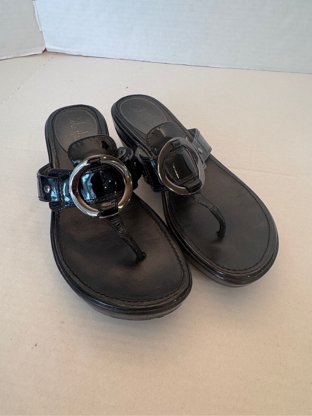 Cole Haan Air Sandals Black Leather Wedge Thong Slip On Metal Ring Size 7.5 Us